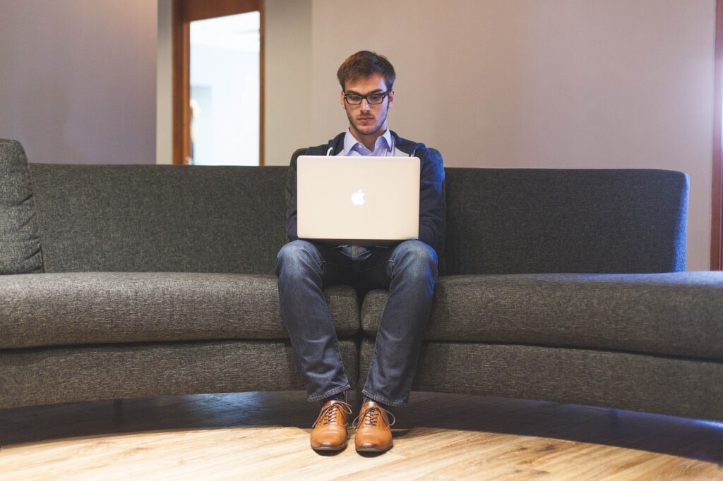 Pessoa trabalhando em laptop à noite representando trabalho extra e side hustle