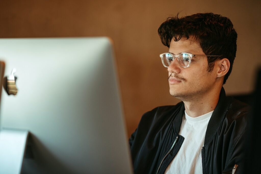 A internet oferece várias oportunidades reais para quem quer ganhar dinheiro fazendo tarefas simples.