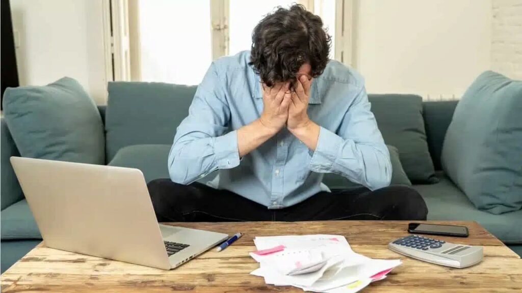 homem-preocupado-com-pessima-noticia-financeira