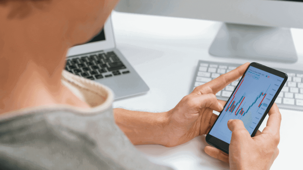 pessoa-conferindo-indices-do-mercado-financeiro-no-celular