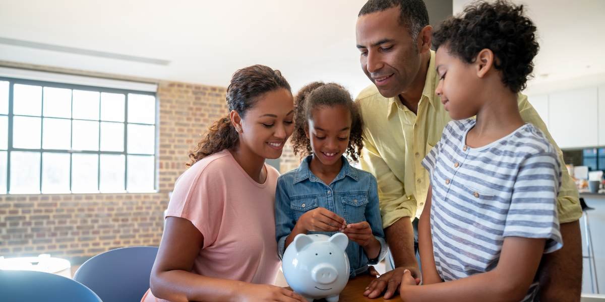 Família reunida em casa organizando papéis e calculando orçamento doméstico mensal
